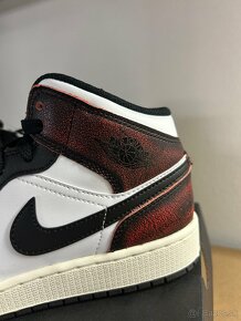 Nike Air Jordan 1 Mid Chicago - 2