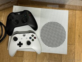 Xbox one S 500gb - Dobrý stav,záruka  2x ovládače - 2