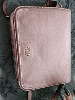 GUESS Crossbody růžová kabelka, jako nová + dustbag - 2