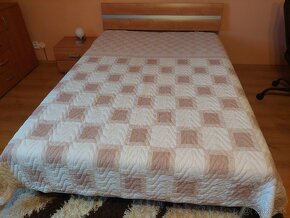 Postel 140x200 + matrac, nocny stolik, koberec, komoda - 2