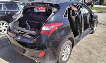 Hyundai i30 1.6 CRDI 2012 predám MOTOR, lavé DVERE, ZADNÉ SV - 2