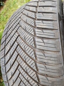 Predám celoročné pneu 235/40R19 - 2