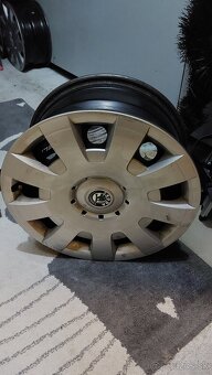 plechové disky skoda 5x112 r16 s puklicami - 2