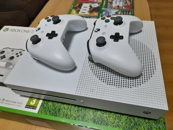 Xbox one S s dvoma ovladačmi + hry - 2