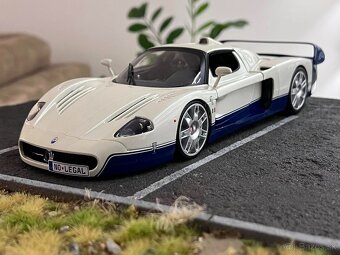 1:18 2005 MASERATI MC12 (V12) - Hotwheels - 2