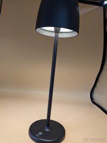 čierna stolová lampa na USB-C - 2