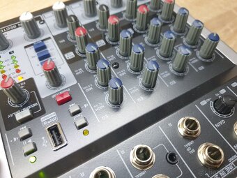 Behringer XENYX QX602MP3 - 2