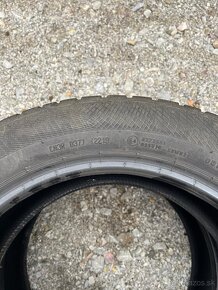 Predám zimne  pneumatiky 2x Continental 215/55R17 - 2