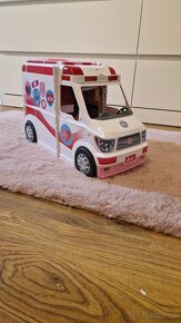 Barbie karavan + barbie sanitka - 2