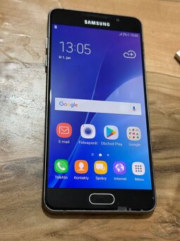 Predám Samsung Galaxy A5 2016 16GB Black známky používania - 2