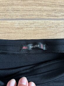 Čierna mini sukňa Bershka, veľkosť S - 2