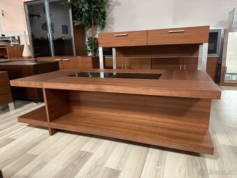 konferenčný/kávový stolík red walnut dýha s dymovým sklom - 2