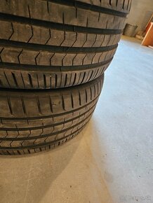 Pneu 245/40R18 - 2