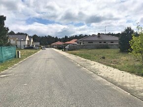 Pozemok na RD, 680 m2, všetky IS, tichá lokalita. - 2