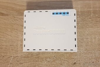 Predám Mikrotik RouterBOARD RB951Ui-2n hAP 2.4Ghz 802.11n - 2