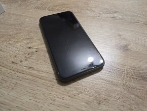 Iphone 11 64gb plnefunkcny ma len skrabance na displeji ale - 2