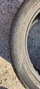 Pneu 295/40 R21 - 2