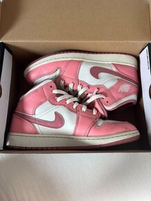 Air Jordan 1 Mid Valentines Day - 2