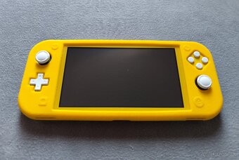 Takmer nové Nintendo Switch Lite v záruke - 2