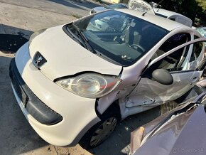 Rozpredám na náhradné diely Peugeot 107 1KR, CFA, CFB - 2