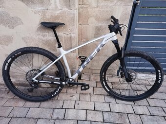 TREK PROCALIBER 8, 2024 farba "Plasma Grey Pearl" (sivá). - 2