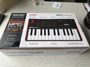 AKAI MPK MINI PLAY s repro - nove, v krabici. Stal 130€ - 2