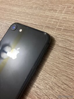 iPhone 8 / 64GB mala puklina na zadnej strane - 2