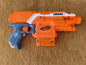 Nerf Stryfe + zasobniky + sipky - 2