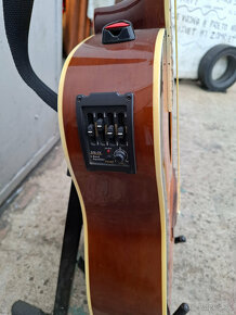 Elektroakustická gitara. - 2