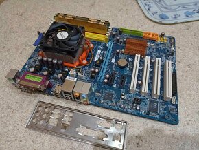 Gigabyte M52S + procak AMD + 2GB RAM DDR2 - 2