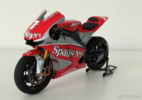 1:12 Postavená Tamiya Yamaha YZR-M1 2004 - 2