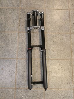 Vidlica RockShox Boxxer zdvih 200 mm - 2