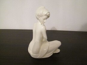 Anglický značený porcelán: soška Sediaca žena - 2