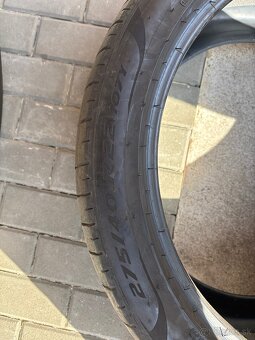 275/40r22 - 2