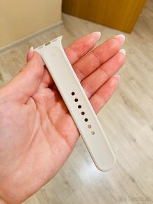 Apple Watch 41mm hviezdno biely športový remienok - 2