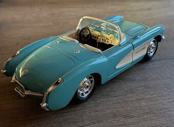 Chevrolet corvette 1957 1:24 bburago italy - 2