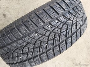 Zimná pneu GOODYER 215/55 R17 - 2