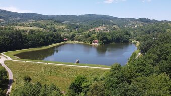 Slnečný pozemok pri tajchu mesta Nová Baňa - 2