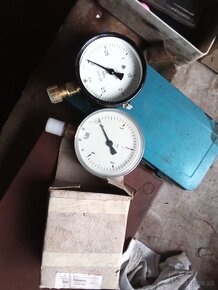 Manometer. Budíky - 2