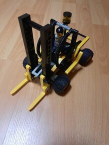 Lego Technic 8248 - Forklift - 2