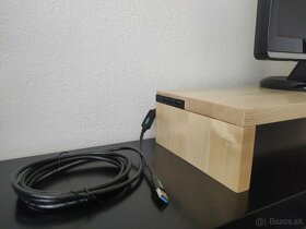 Drevený stojan pod monitor s USB HUB - 4 v 1 - 2