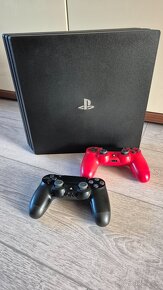 PS4 PRO 1TB + 2x Joystick - 2