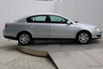 VOLKSWAGEN Passat 1,6 FSi 85 kW - 2