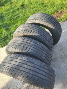 Brigestone 225/60R17 - 2