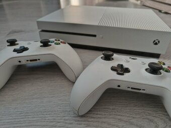 TOP Predám Xbox one s 1 Tb s dvomi ovládačmi - 2