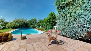 TOP CENA | Slnečný rodinný dom s veľkým pozemkom a bazénom - 2