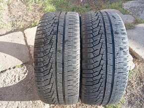 Predám zimné pneumatiky 2ks 235/40r19 - 2