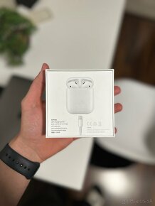 Apple AirPods s nabíjacím puzdrom - 2