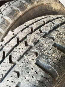 Predám pneu zimné 215/65 R16C bez plechov - 2