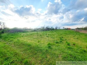 Priestranný 1500 m2 rovinatý pozemok na okraji vinárskej d - 2